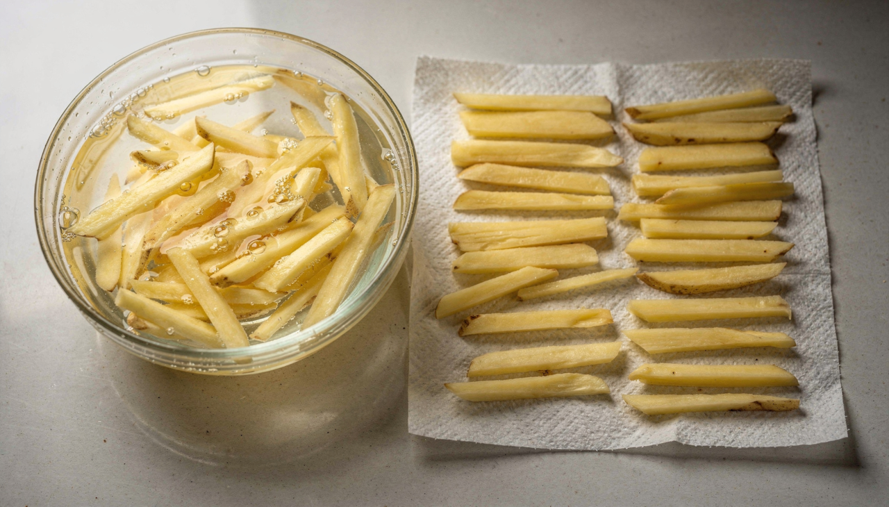 O segredo está na combinação de ar quente circulante em alta temperatura com um pré-tratamento específico das batatas