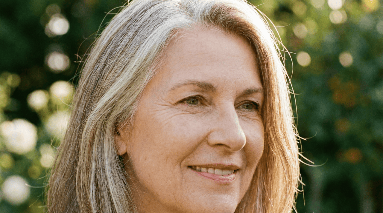 As mechas blending são uma técnica de colorimetria que cria uma transição visual suave entre os fios brancos na raiz e o restante do cabelo com cor