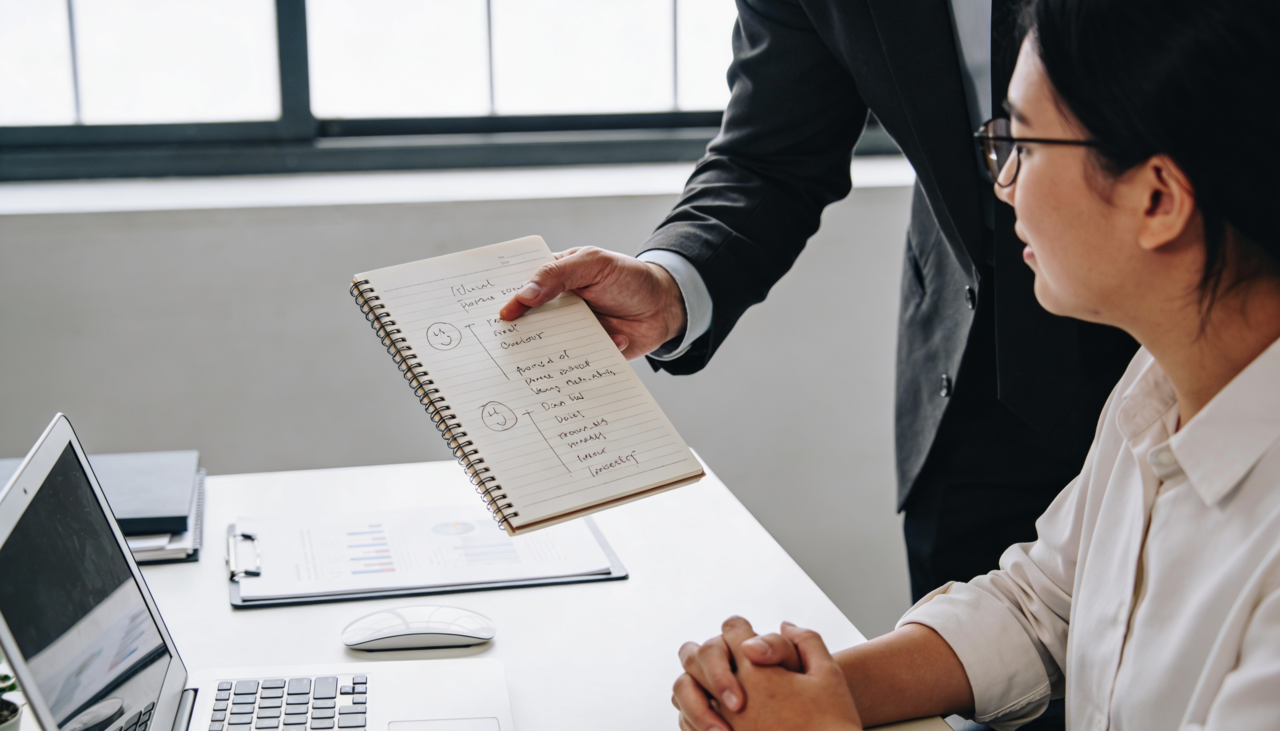 O conceito central envolve envolver uma crítica entre dois elogios sinceros