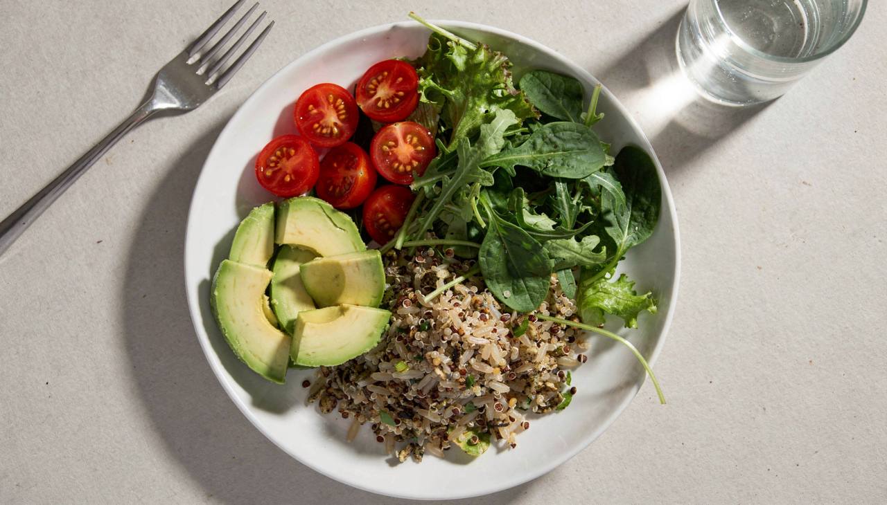 O abacate é extremamente versátil e pode ser utilizado em diversas preparações, tornando as refeições mais nutritivas e satisfatórias