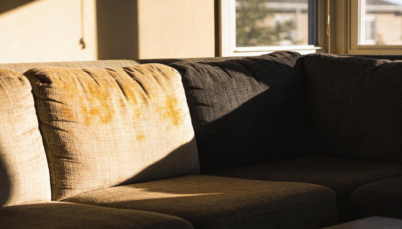 Os raios UV têm energia suficiente para quebrar ligações químicas presentes nos corantes