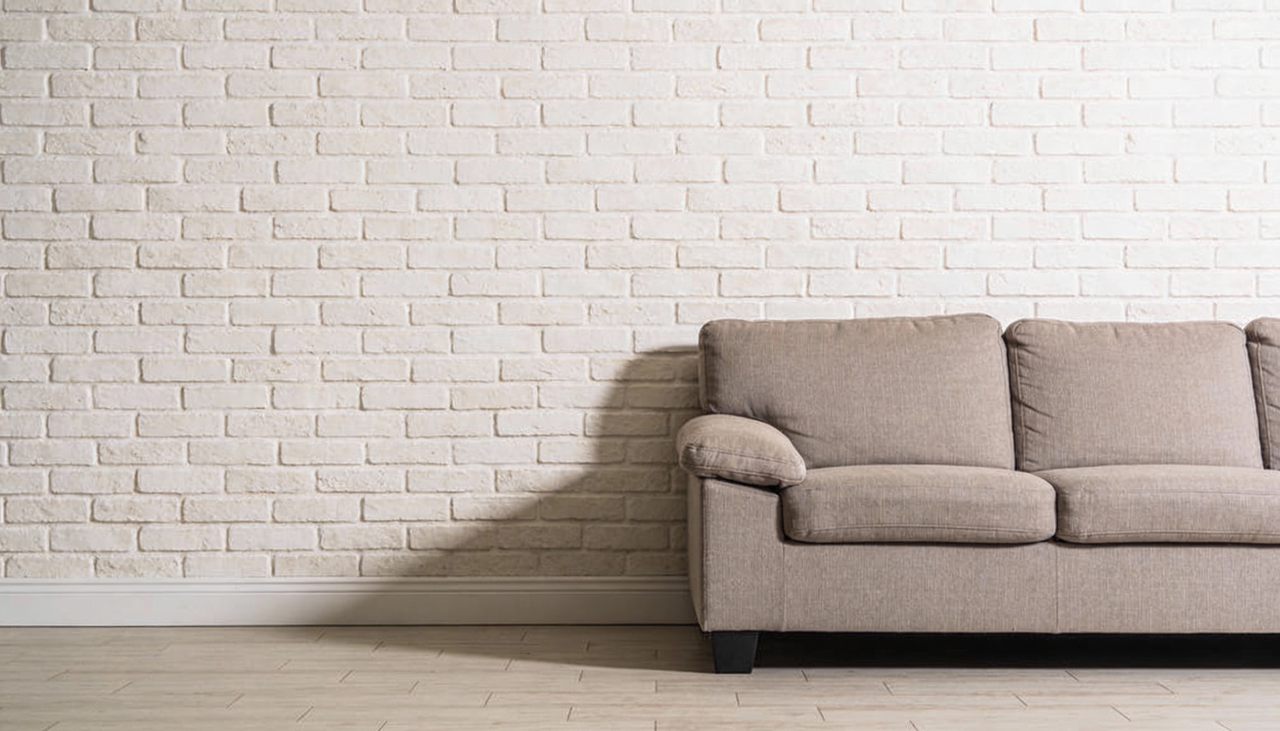 A falta de circulação de ar entre o estofado e a alvenaria favorece a condensação de vapor d’água nos dias mais frios