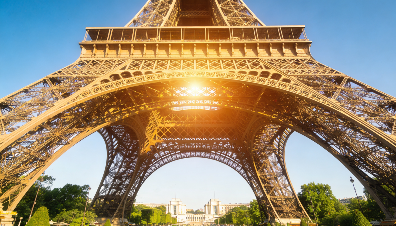 A expansão térmica é o motivo principal para que esse gigante de metal sofra alterações em sua altura total