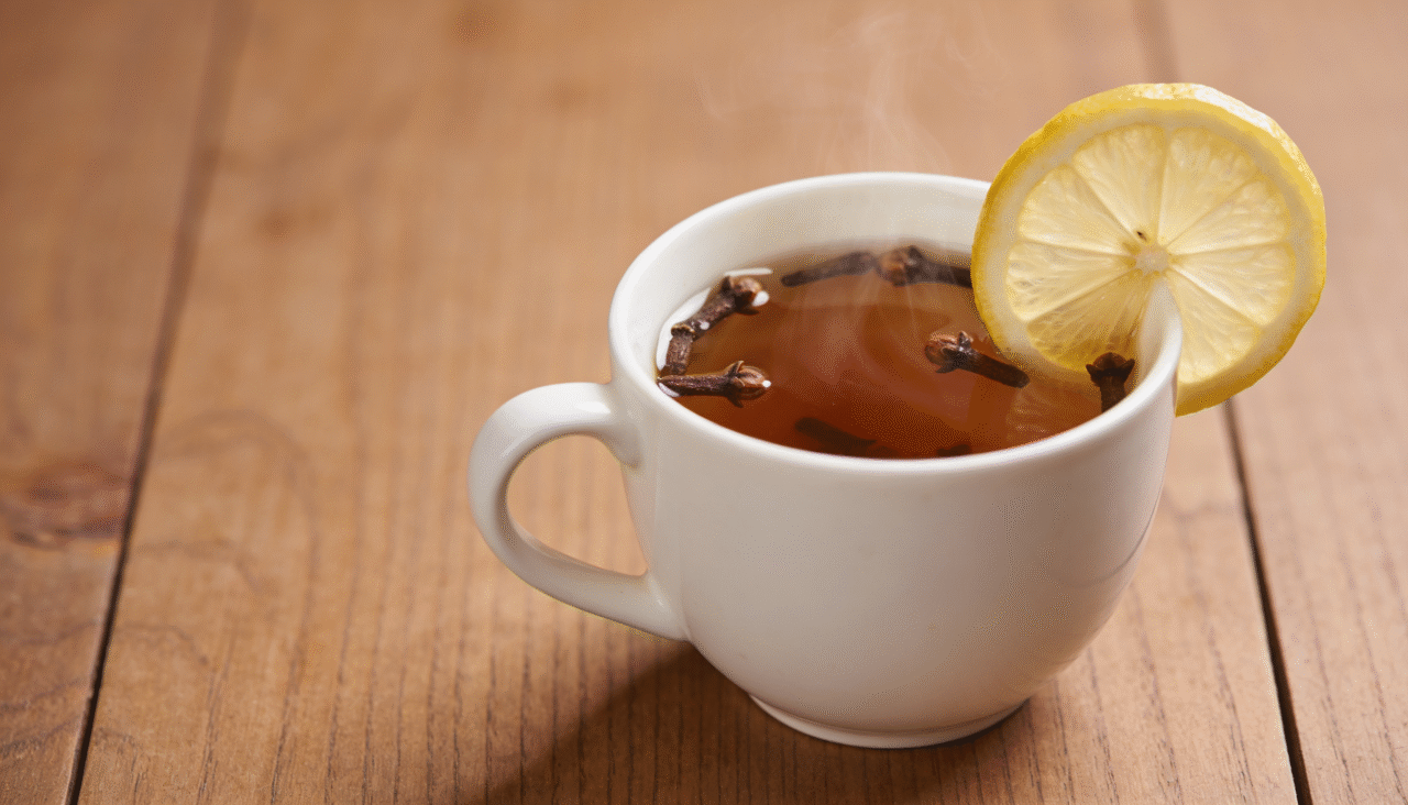 A forma mais comum de aproveitar essa dupla terapêutica envolve a preparação de chá ou infusão aromática