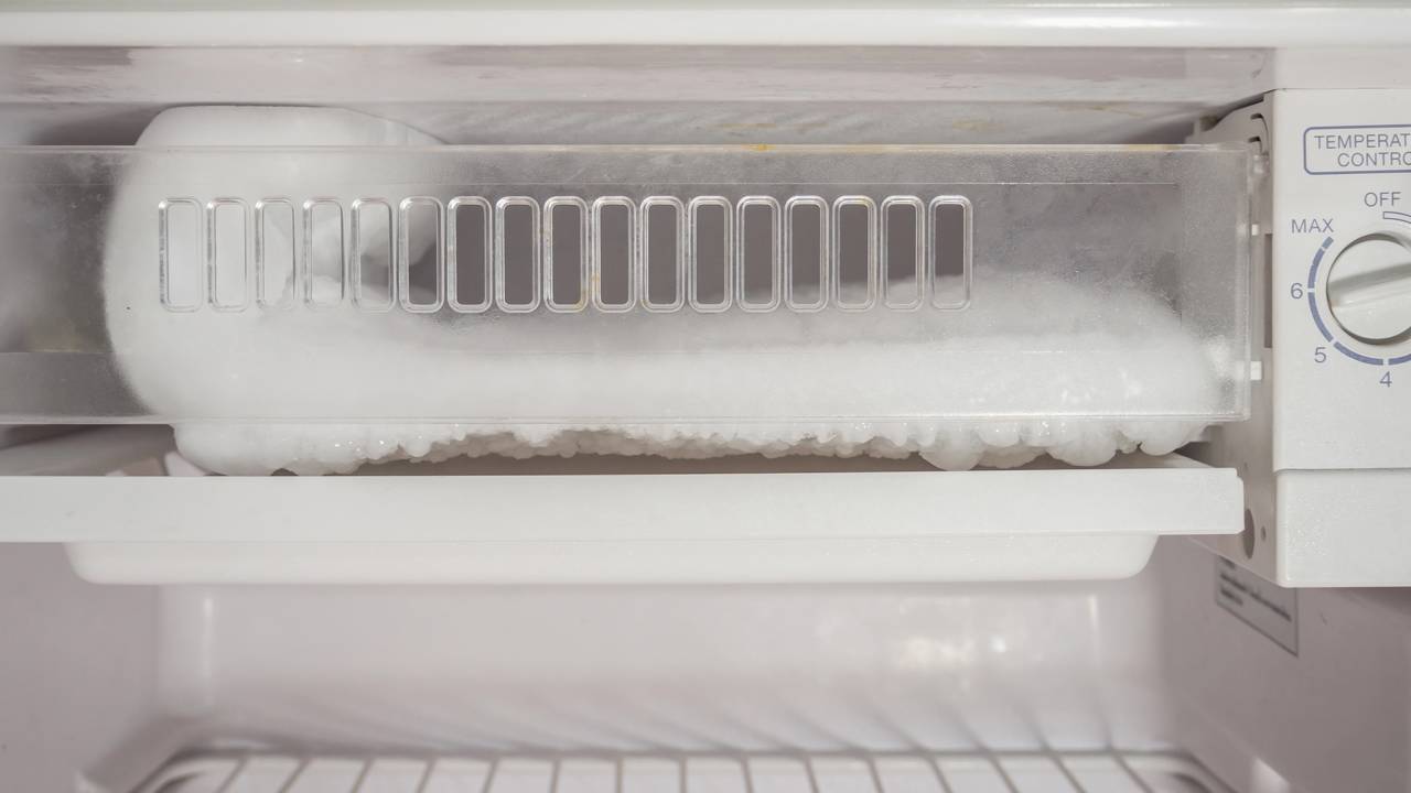 Evite blocos de gelo no congelador. Veja por que colocar alimentos quentes no freezer prejudica a circulação de ar e o resfriamento.