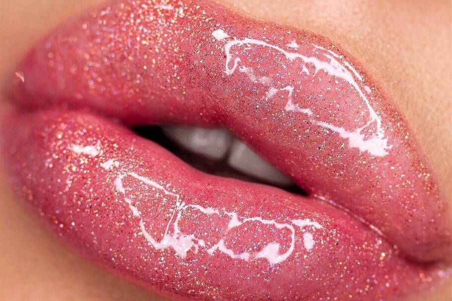 O acabamento espelhado devolve frescor aos lábios e equilibra produções marcantes com leveza e brilho (Imagem: MOUTASEM PHOTOGRAPHY | Shutterstock)