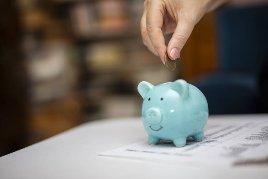 Guardar dinheiro é possível, mas exige estratégia realista