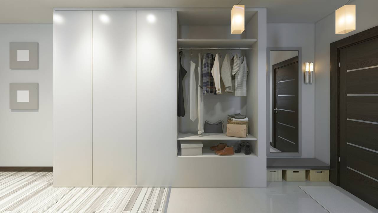 Portas de abrir ou de correr? Entenda como o design do guarda-roupa interfere na iluminação, nas tomadas e na praticidade do seu dia a dia.