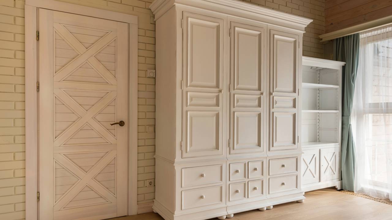Quarto organizado ou manutenção eterna. Analisamos o que cada tipo de porta de guarda-roupa entrega de fato para você planejar sua casa com inteligência.