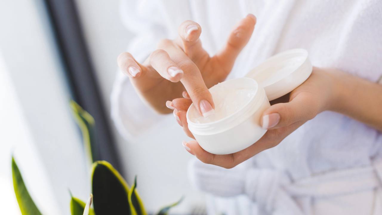 Quer uma rotina de beleza mais limpa e econômica? Confira o passo a passo completo para misturar ingredientes simples em um hidratante perfeito.