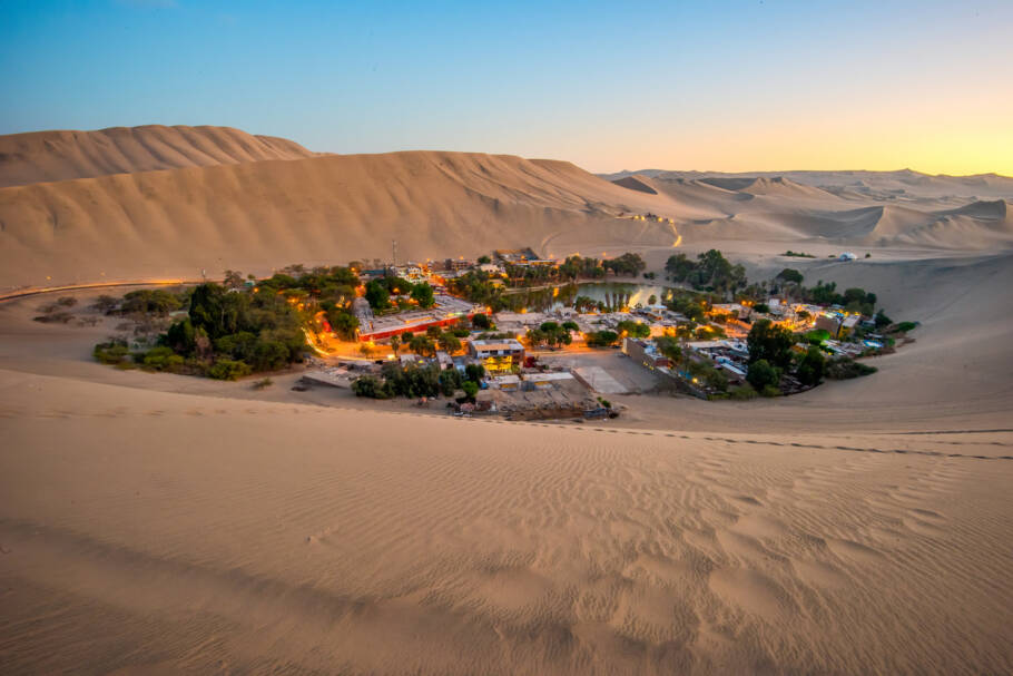 Huacachina é um oásis rodeado por dunas