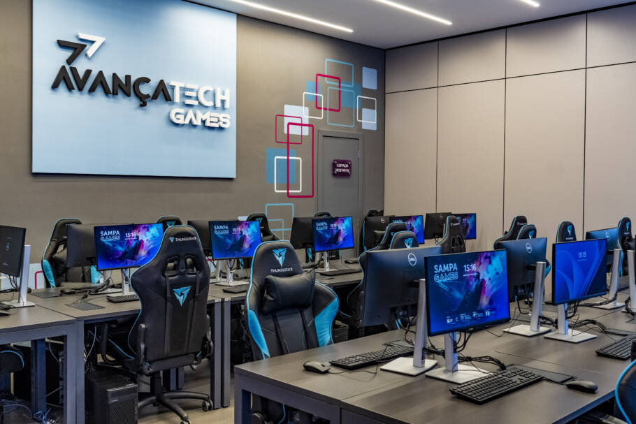 Sala de aula do Hub Sampa Games, no centro de São Paulo, pronta para receber os alunos