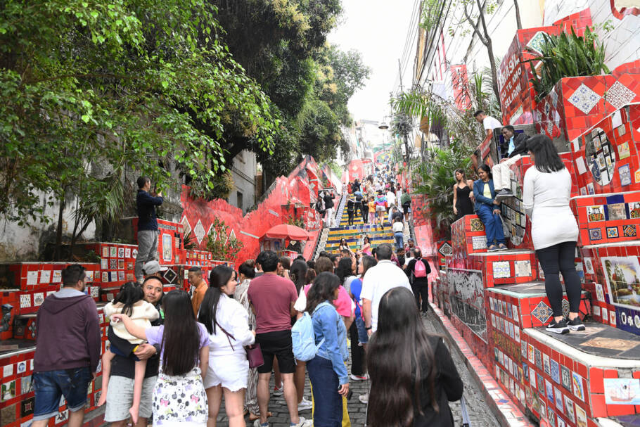Escadaria Selarón, um dos cartões-postais do Rio de Janeiro, conecta o bairro de Santa Teresa à Lapa.