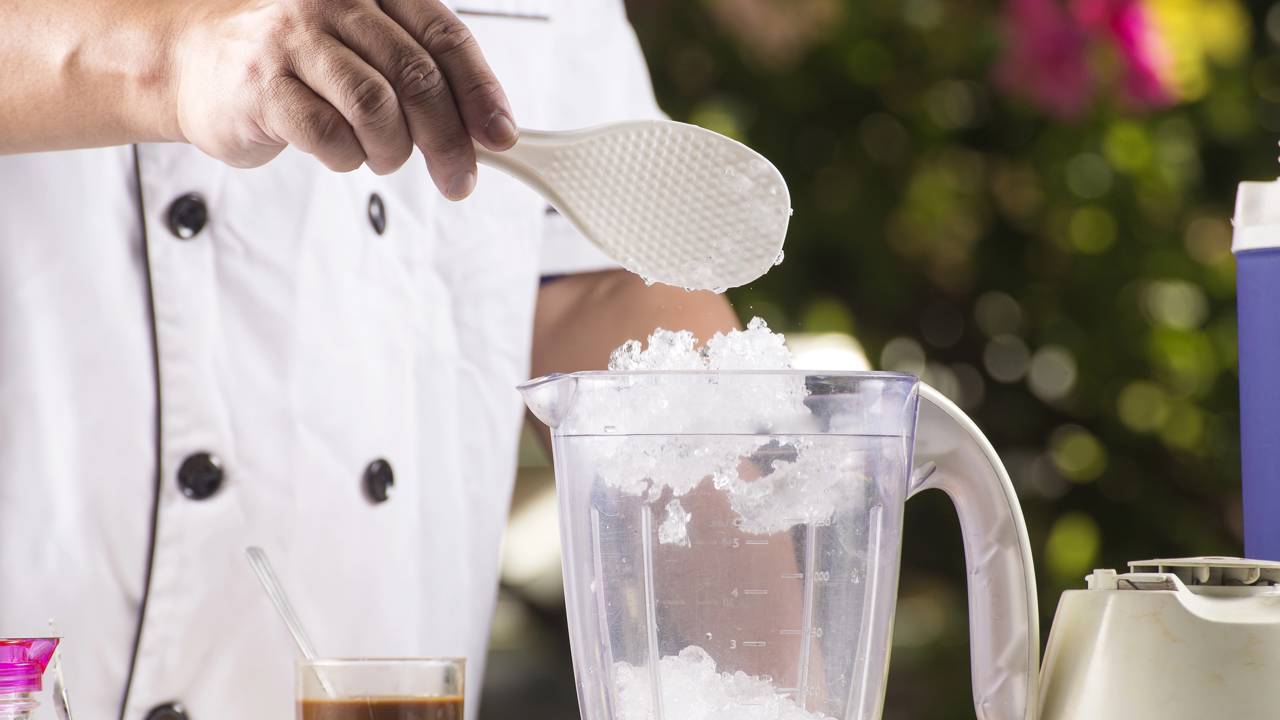 Evite cheiro de queimado na cozinha! Aprenda o truque do botão pulsar e saiba como montar o copo do liquidificador para triturar gelo de forma segura.