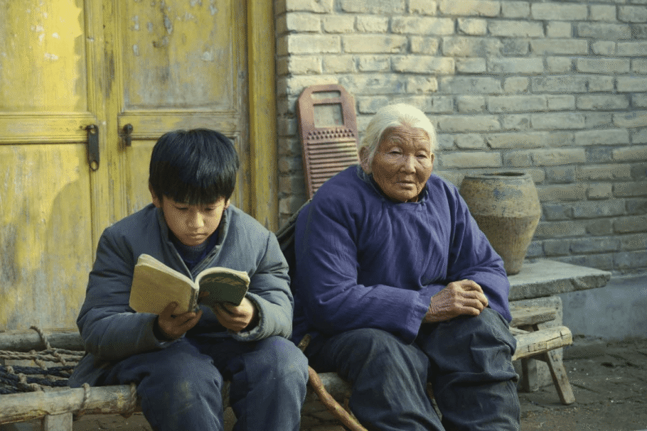 Em “Living the Land”, Chuang e sua família lidam com os efeitos das mudanças trazidas pelo avanço da tecnologia (Imagem: Reprodução digital | Autoral Filmes)