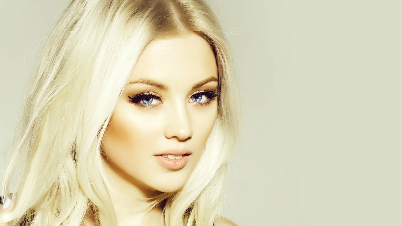 Cabelo platinado e saudável? Descubra o investimento necessário em 2026 para manter a cor e a integridade dos fios, com dicas de preços de shampoos, máscaras e matizadores.