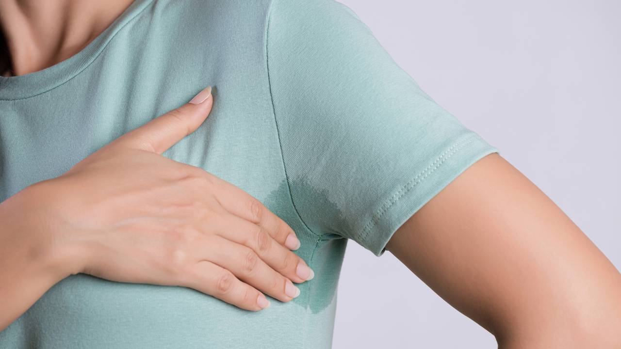 Quer tirar aquela “pedra” de desodorante da blusa? Confira o passo a passo completo para limpar a região da axila de forma rápida e muito segura.
