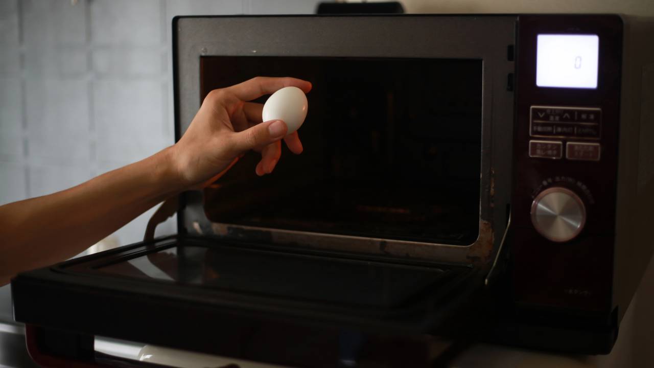 Quer praticidade no café da manhã? Veja como preparar ovos mexidos e estrelados no micro-ondas sem sujeira e sem risco de explosões térmicas.