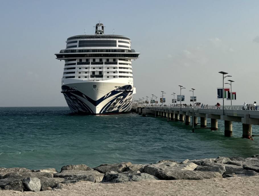 MSC Euribia no porto de Sir Bani Yas, ilha privativa nos Emirados Árabes Unidos