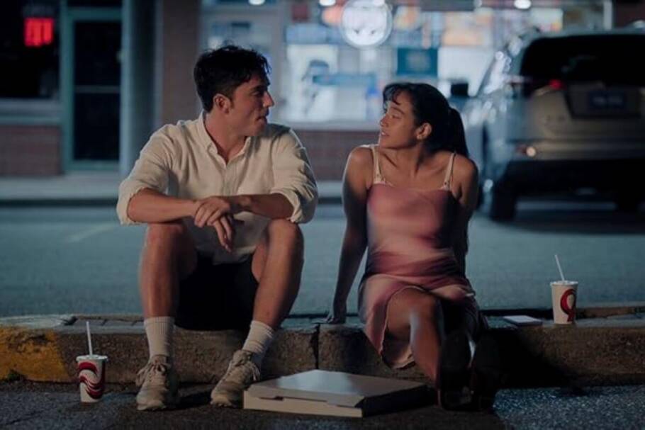 “Muito Esforçado” acompanha um ex-jogador de futebol americano que entra na faculdade tentando esconder sua sexualidade (Imagem: Reprodução digital | Prime Video)