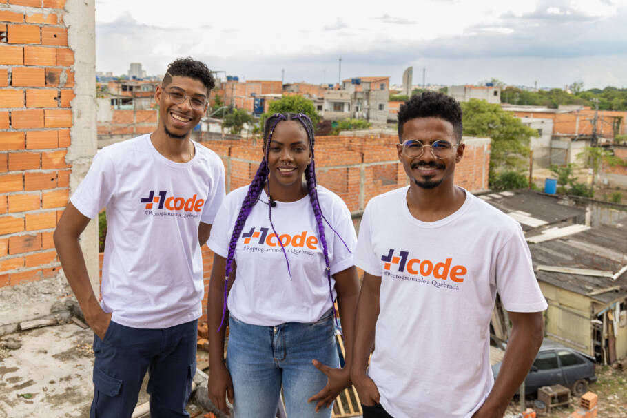 Mais1Code oferece cursos gratuitos de programação e IA para jovens