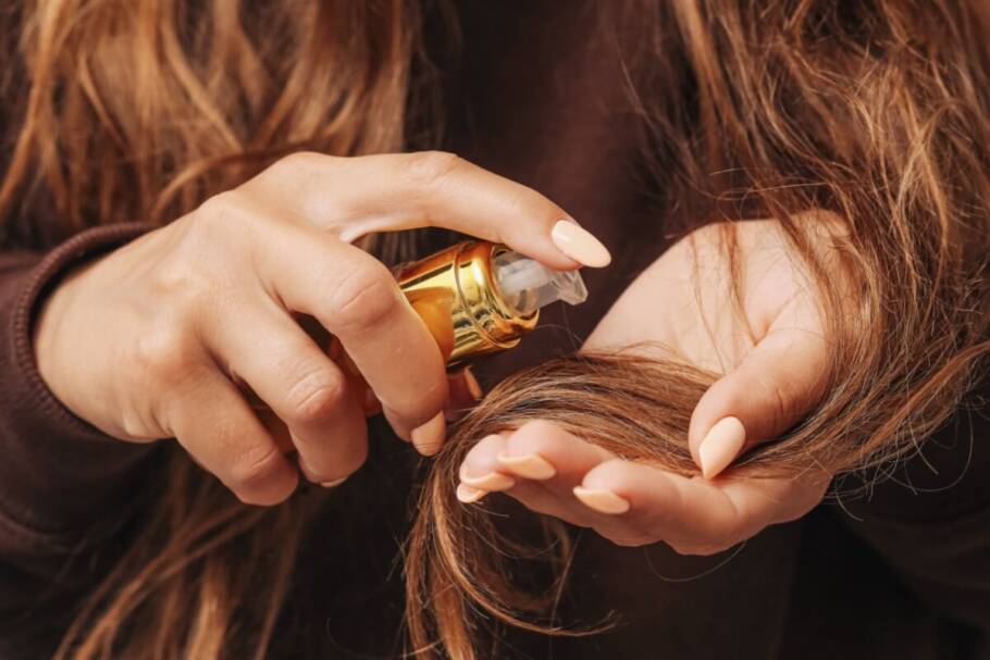O uso de óleos no cabelo pode ajudar a evitar o ressecamento causado pelo verão (Imagem: Pawel Michalowski | Shutterstock)