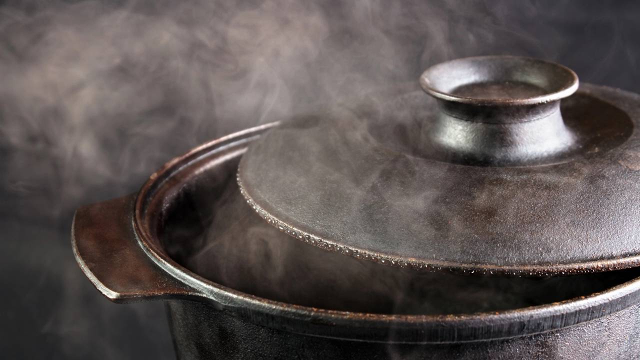 Chega de esfregar a panela de ferro. Conheça os cuidados diários que mantêm a cura intacta e prolongam a vida útil desse utensílio clássico.