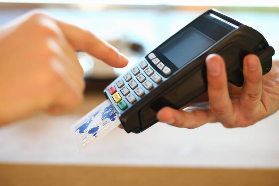 O parcelamento não te deixa pobre de um dia para o outro. Ele faz algo pior: te impede de enriquecer aos poucos