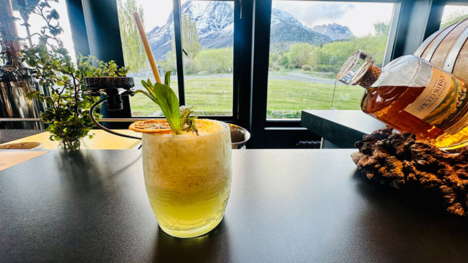 Río Verde –  drink sem álcool com menta, gengibre, óleo de sacharum (uma mistura de açúcar com óleos essenciais de frutas) suco de limão e ñirre (planta nativa do chile)