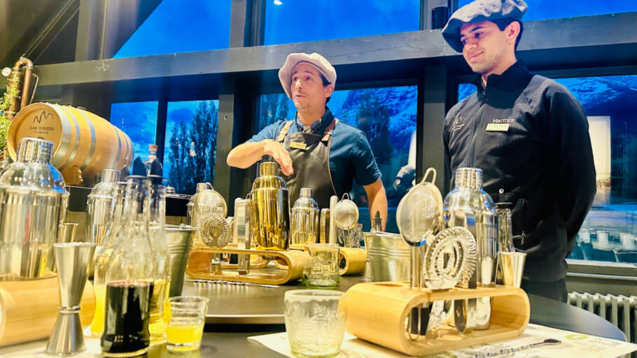 Federico Gil e o irmão comandam a aula de bartender no Las Torres, incluída para os hóspedes
