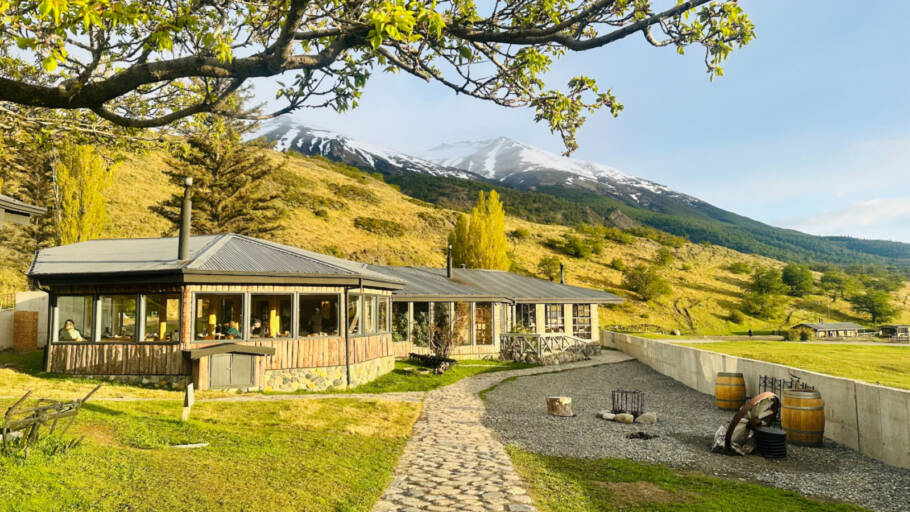 Restaurante do hotel aos pés da montanha tem gastronomia típica e produtos colhidos lá mesmo