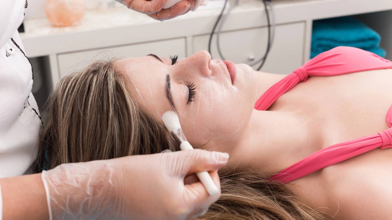 Saiba quanto custa o peeling químico em 2026. Confira os preços por sessão (superficial, médio e profundo) e descubra os fatores que alteram o orçamento final.