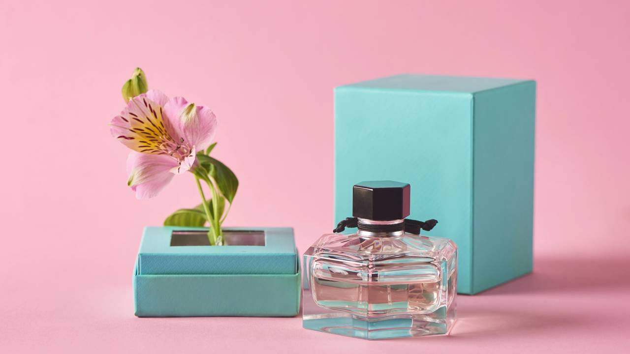 uer aquele cheiro de loja rica na sua sala? Confira o passo a passo completo da misturinha caseira que fixa no ar e nos tecidos por muito mais tempo.