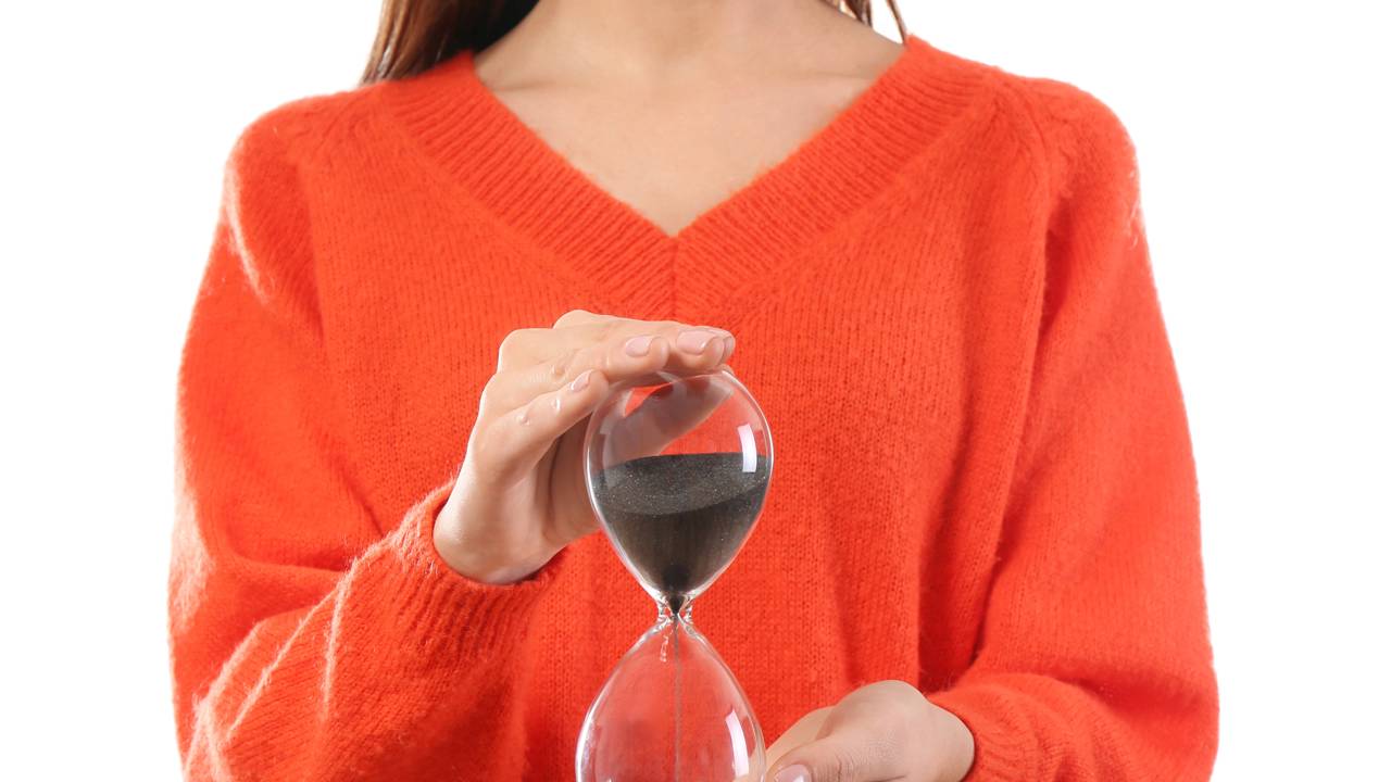 O espelho reflete a sua saúde interna. Entenda o que significa o metabolismo lento e aprenda a cuidar da sua pele de dentro para fora com hábitos simples.