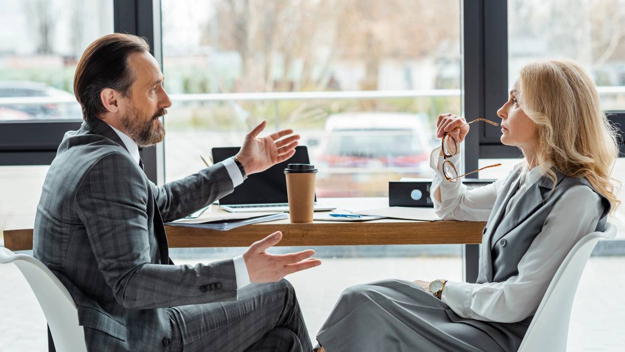 O seu cérebro precisa de um minuto e meio para se acalmar. Entenda o que significa a Regra dos 90 Segundos e mude sua comunicação em família hoje.