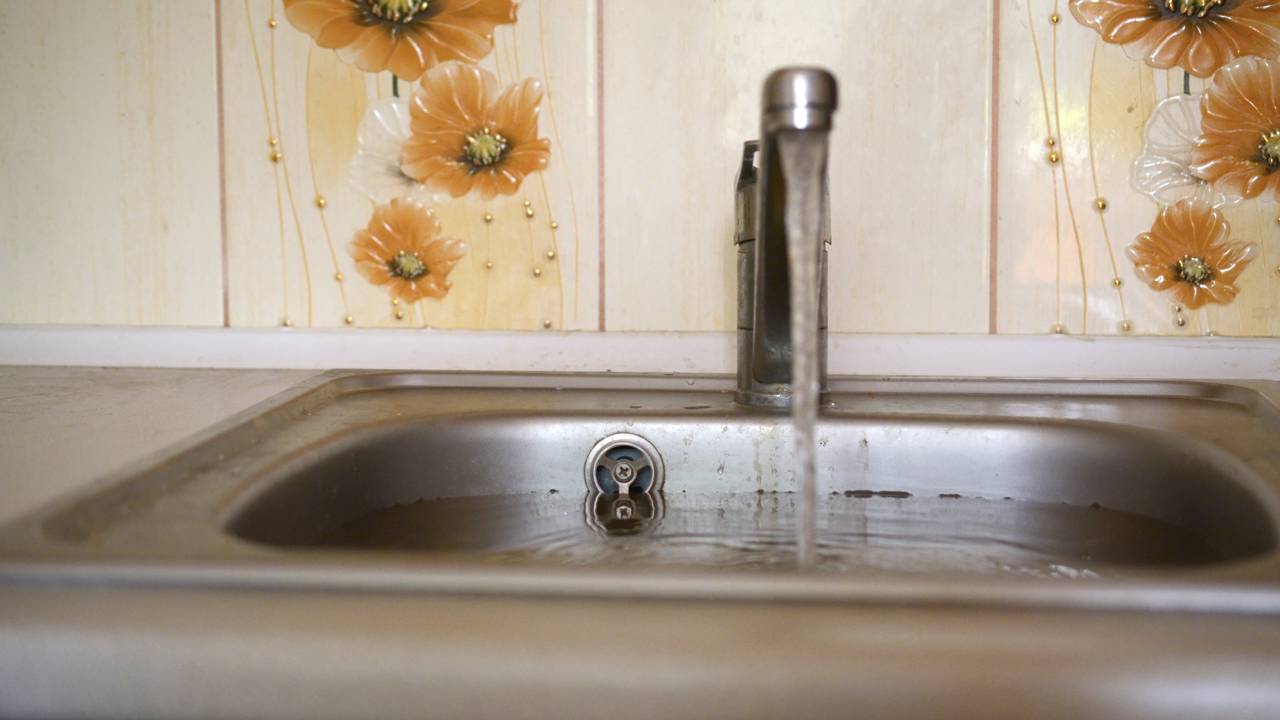 Água quente e vinagre: o passo a passo seguro para não derreter tubulações