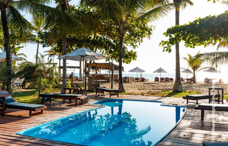 Piscinas integradas ao deck na pousada Travel Innem Trancoso