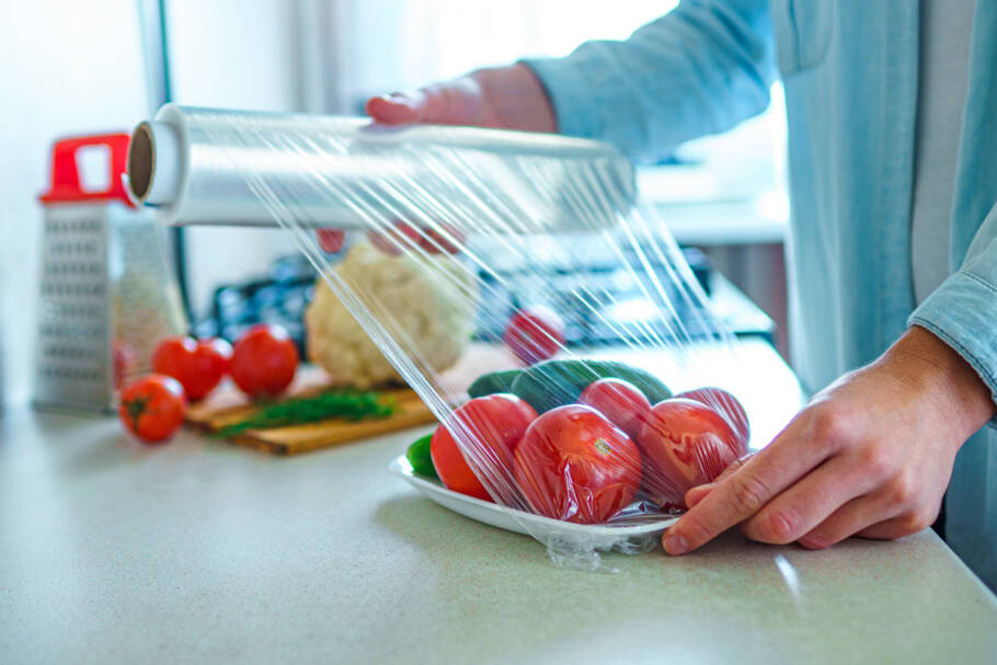 Usar plástico-filme do jeito certo evita desperdício, rasgos irregulares e a perda do corte no rolo