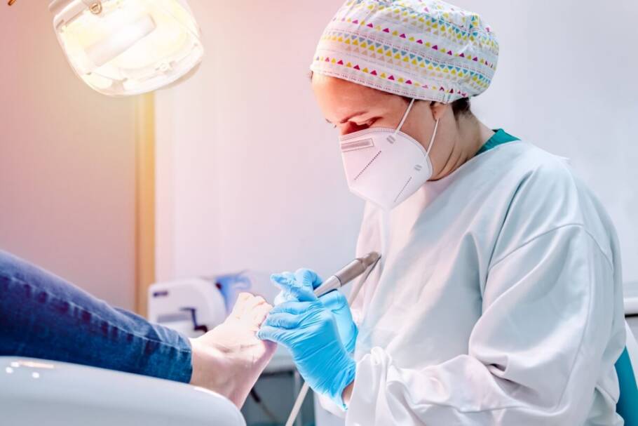 Em casos em que a unha encravada é recorrente, a cirurgia pode ser indicada (Imagem: Javidestock | Shutterstock)