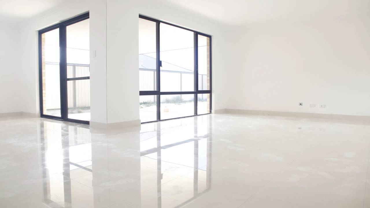 A escolha entre a economia da cerâmica e a robustez do porcelanato vai além do preço por metro. Confira nossa análise sobre PEI, abrasão e manutenção.