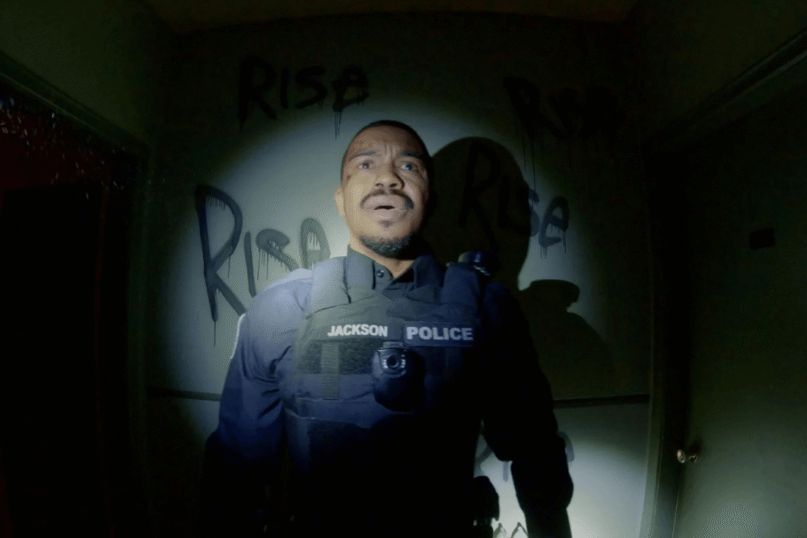 Uma imagem escura capturada de uma perspectiva em primeira pessoa (estilo 