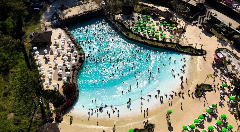 Praia da Mata, com piscina de ondas aquecida a 32ºC