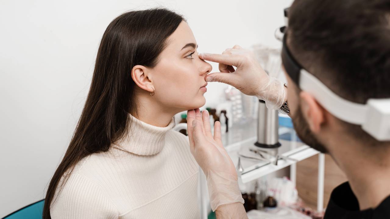 Planejando sua cirurgia de nariz? Veja o guia de custos da rinoplastia 2026, incluindo exames, anestesia e dicas para organizar seu orçamento com segurança.
