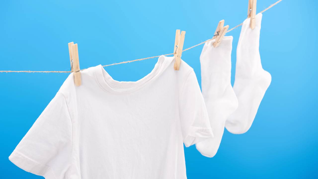 Evite que suas peças fiquem amareladas e com aspecto de velhas. Siga este roteiro prático e descubra o segredo para lavar roupas brancas com segurança.