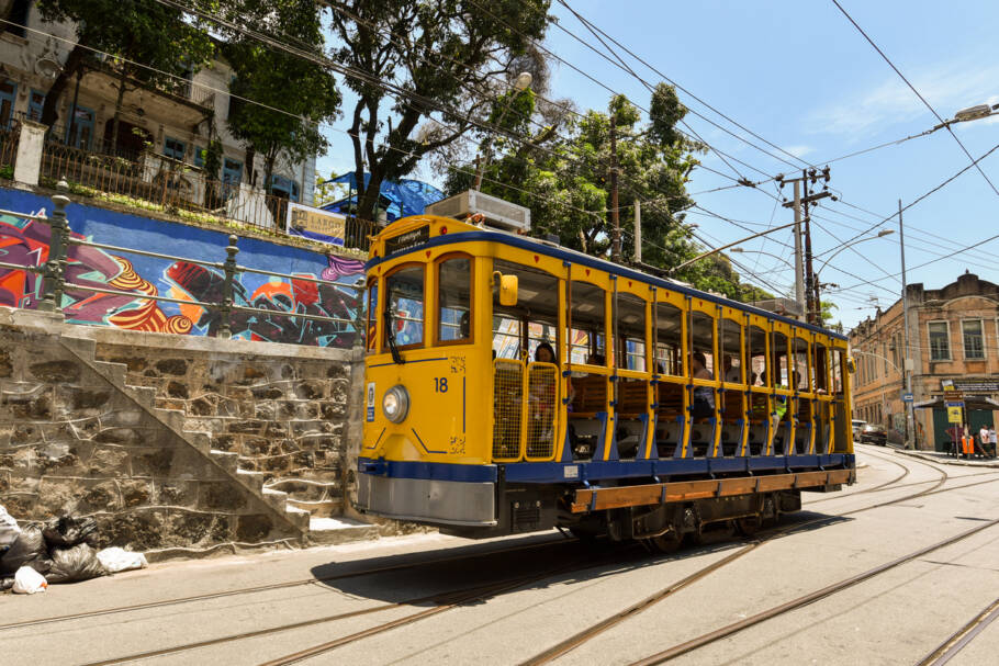 O famoso bondinho de Santa Teresa, na região central do Rio de Janeiro