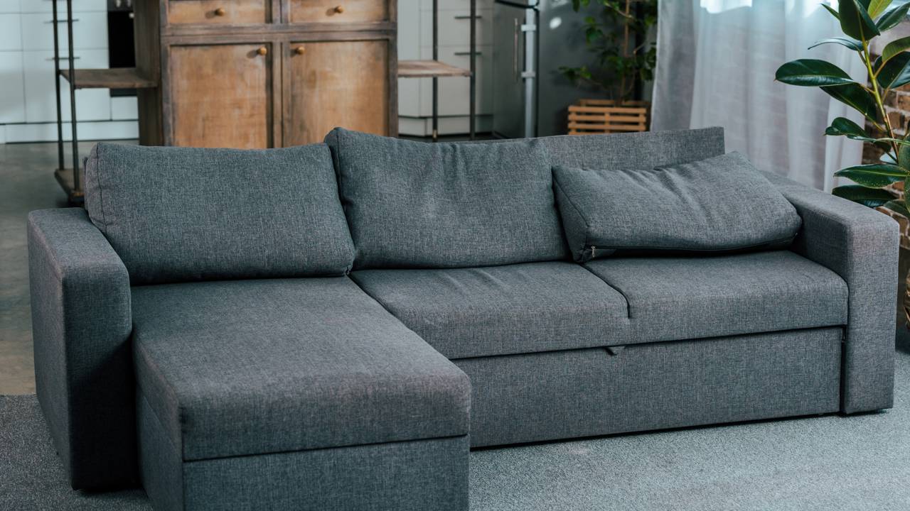 Proteja o seu investimento! Confira o guia definitivo para usar sofás retráteis em qualquer tipo de piso sem causar arranhões ou travamentos.