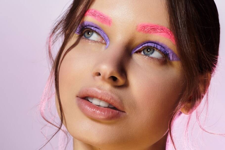 Sombras vibrantes, delineados gráficos e cores saturadas transformam o olhar no foco principal da produção (Imagem: LightField Studios | Shutterstock)