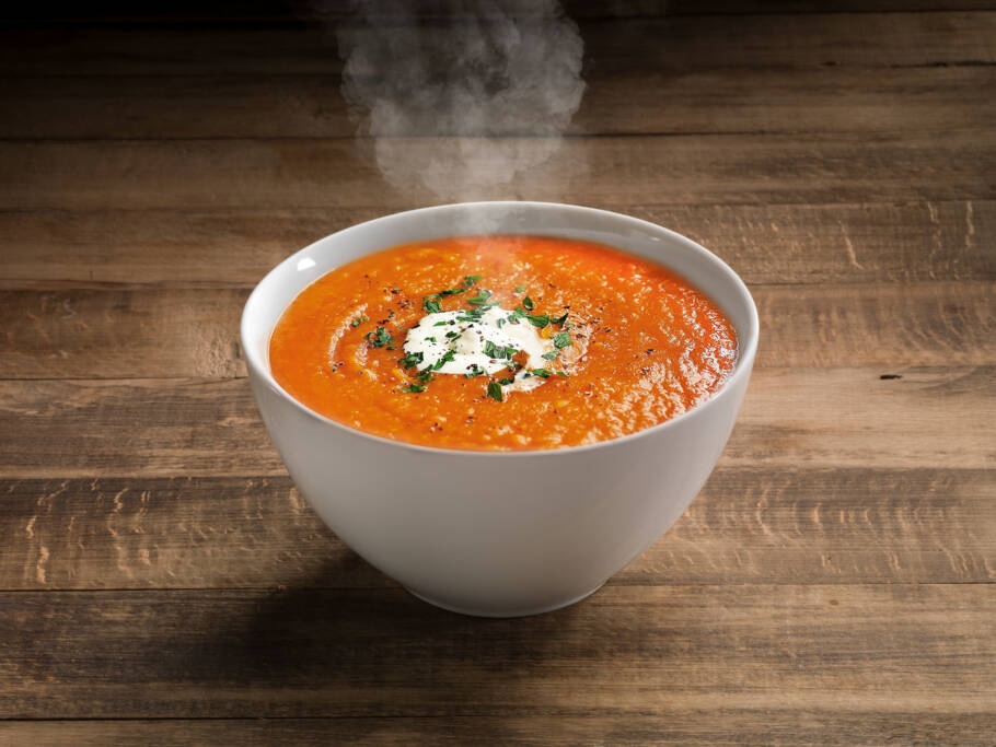 Sopa de tomate fica muito mais saborosa quando preparada com caldo de legumes