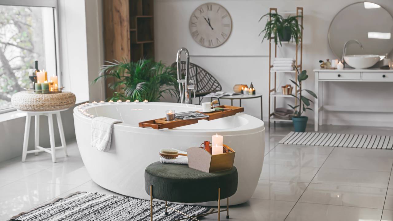 Quer um banheiro de hotel 5 estrelas? Veja como organizar seu orçamento de reforma em 2026 e quais mudanças trazem o maior impacto visual e de conforto.