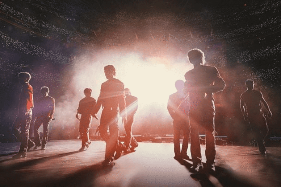 “Stray Kids: The dominATE Experience” é um filme que mostra a vida e os bastidores dos oito integrantes de um dos maiores grupos de K-pop (Imagem: Reprodução digital | Universal Pictures)